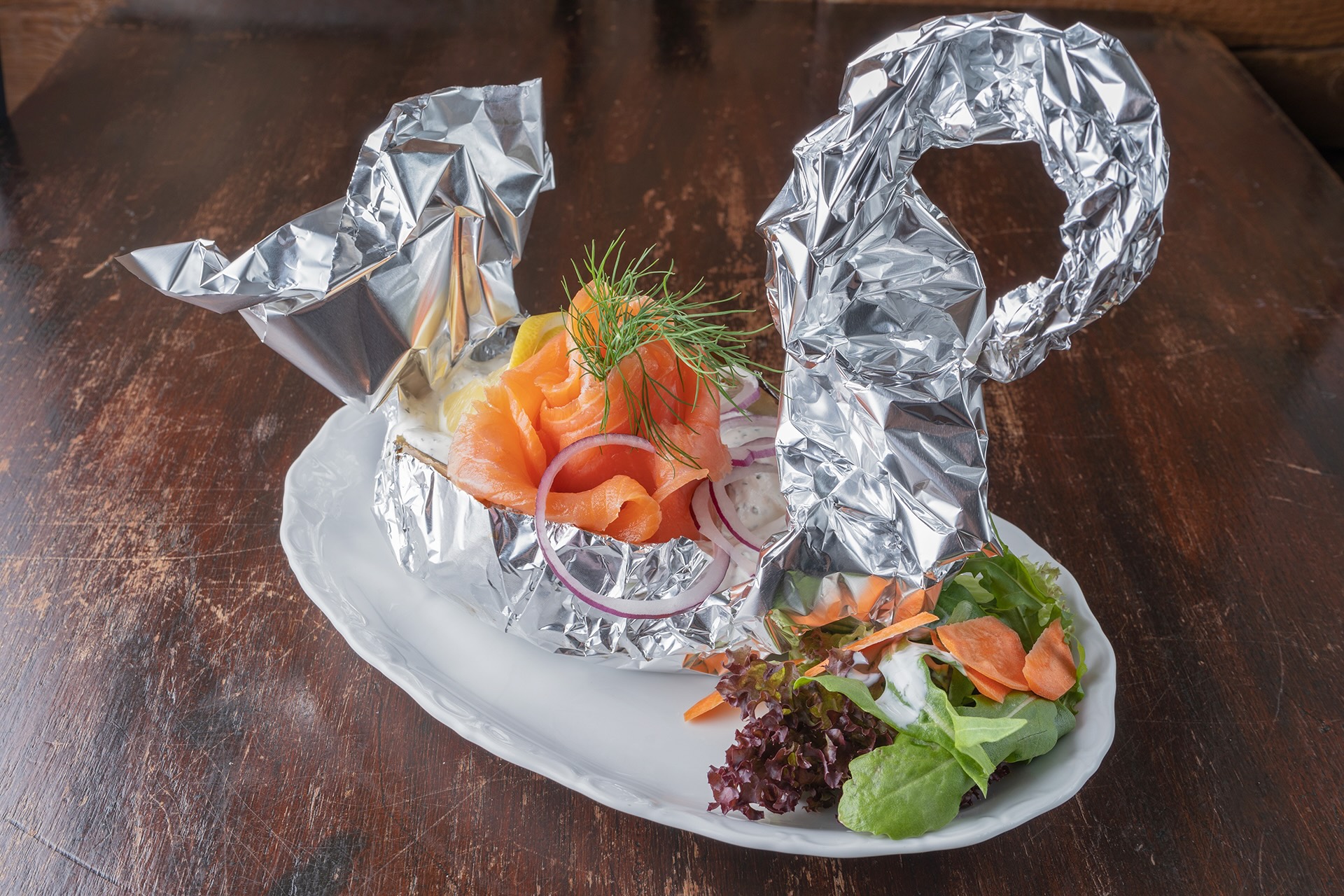 Ofenkartoffel in Alufolie mit Räucherlachs, Zwiebeln, Dill und frischem Salat